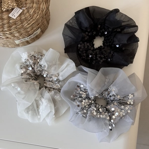 Lot de trois chouchous en organza à paillettes en noir, blanc et gris élégant