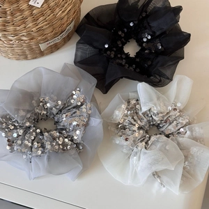 Trois grands chouchous en organza avec paillettes en noir, gris et beige élégant