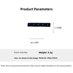 Vue détaillée de la pince à cheveux en denim bleu à pois de 6,5 cm avec les dimensions