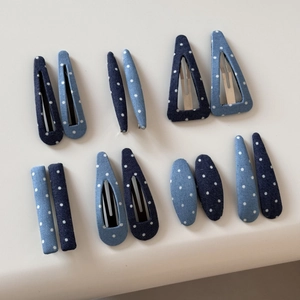Détails des barrettes à cheveux bleues à pois en formes géométriques pour femmes