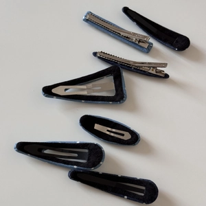 Lot de sept pinces à cheveux en denim bleu à pois, styles bec de canard et BB clips détails
