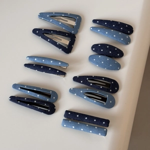 Détails de diverses pinces à cheveux en denim bleu à pois de formes géométriques