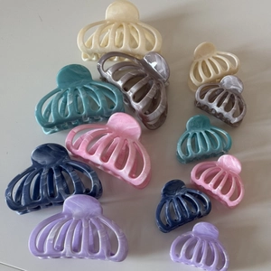 Gros plan de pinces à cheveux citrouille évidées en plusieurs tailles et motifs marbrés