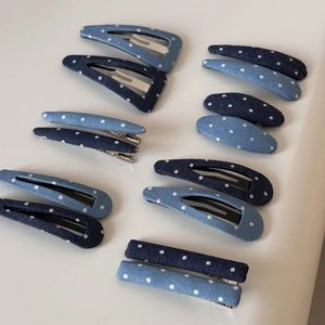 Lot de barrettes à pois bleus style denim avec pinces géométriques et bec de canard