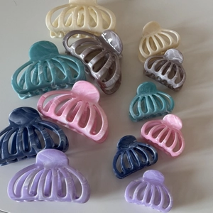 Vue détaillée de pinces à cheveux en acétate marbré de différentes couleurs et tailles