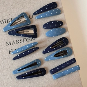 Lot de 12 barrettes à cheveux en denim bleu à pois de formes géométriques variées