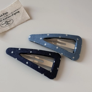 Détail des barrettes à cheveux triangle en denim à pois bleus avec clip en métal argenté