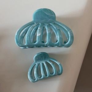 Détail de grandes et petites pinces à cheveux bleu clair avec effet marbré
