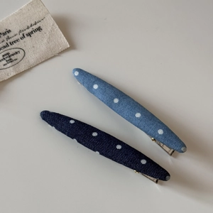 Détails des pinces à cheveux en denim bleu à pois blancs avec structure en bec de canard