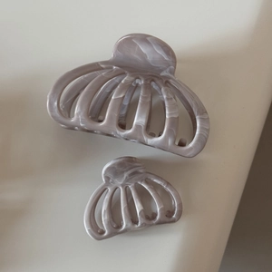 Vue détaillée de grandes et petites pinces à cheveux à motif marbré en gris-violet élégant