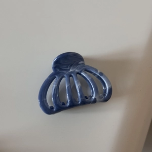 Détail macro d'une pince à cheveux citrouille avec texture en acrylique marbré bleu