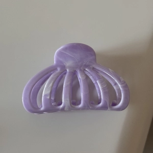 Vue détaillée d'une pince à cheveux motif marbre violet en résine polie