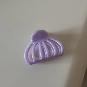 Détail de la pince à cheveux lilas à motif marbré avec design à dents multiples