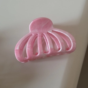 Détail d'une pince à cheveux motif marbre rose avec mécanisme à ressort en métal