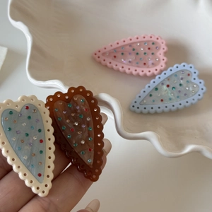 Lot de quatre barrettes en forme de cœur avec strass colorés et bords ondulés