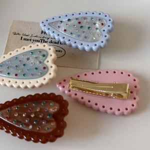 Lot de quatre barrettes en forme de cœur avec strass colorés et décorations à paillettes