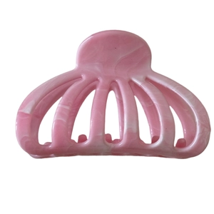 Pince à cheveux rétro rose marbré pour une coiffure élégante et raffinée