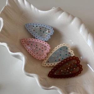 Lot de quatre barrettes à cheveux ondulées avec strass en forme de cœur pastel