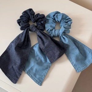 Dettaglio di elastici per capelli in denim blu con lunghi nastri in due tonalità