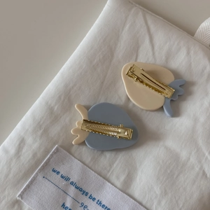 Detailansicht der niedlichen Erdbeer-Haarspangen aus Acetat mit goldener Entenschnabelklemme