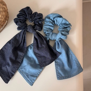 Elastico per capelli in denim con fiocco e nastri lunghi in azzurro e blu scuro