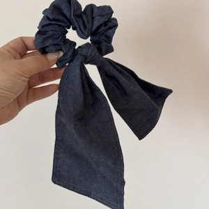 Macro di elastico per capelli in denim blu scuro con fiocco lungo e trama del tessuto
