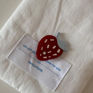 Detaillierte Makroansicht einer roten Erdbeere Haarspange aus Acryl mit Glitzersteinen