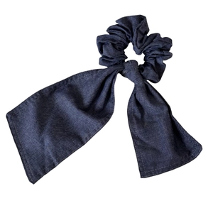 Elastico scrunchie in denim blu scuro con grandi nastri a fiocco per acconciature casual