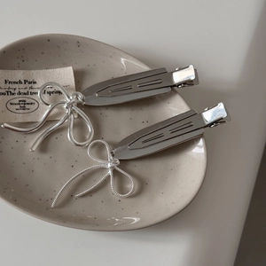 Zweiteiliges Set silberner Metall-Haarspangen mit Schleife in glatter und gewebter Optik