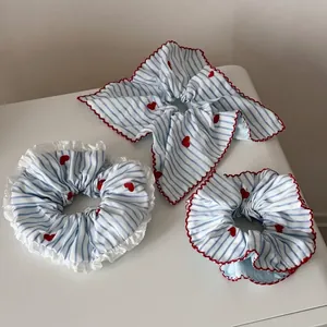 Doux Chouchou Rayé Bleu Blanc Avec Broderie Cœur Rouge Bord Festonné Dentelle Grand Élastique Cheveux Accessoires Femmes