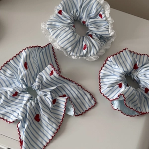 Chouchous rayés bleus avec broderie coeur rouge et bordure en dentelle, lot de trois