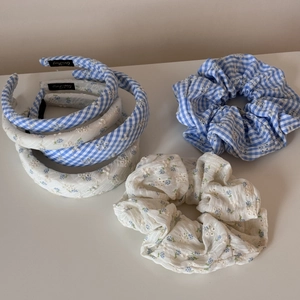 Vue détaillée de bandeaux et chouchous à carreaux bleus et broderie florale