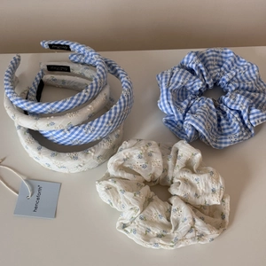 Détails des serre-têtes en tissu brodé à fleurs et à carreaux avec chouchous assortis