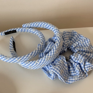 Set de serre-têtes vichy bleu avec marguerites brodées et chouchou assorti pour cheveux