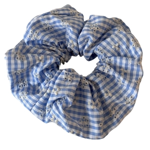 Chouchou à carreaux bleus et blancs avec broderie fleurie blanche pour un style frais