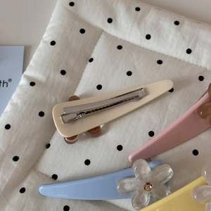Détails des barrettes fleurs en résine pastel avec pince métallique antidérapante et strass