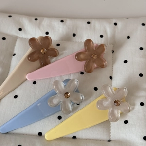 Lot de 4 barrettes à fleurs triangulaires en beige, rose, bleu et jaune pastel