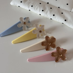 Lot de quatre barrettes à fleurs pastel en bleu, jaune, blanc et rose tendre