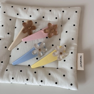 Lot de quatre barrettes à fleurs pastel avec strass brillants dans un style épuré