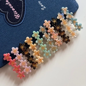 Lot de barrettes à fleurs multicolores avec d'élégants détails dorés sur les pétales