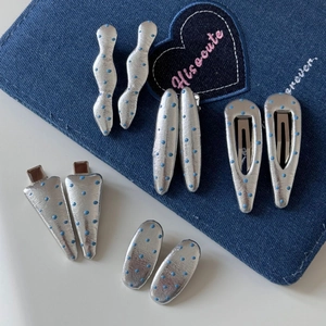 Pinces à cheveux en cuir argenté à pois bleus aux formes géométriques variées