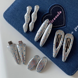 Lot de 5 pinces à cheveux géométriques argentées à pois bleus sur fond en denim bleu