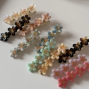 Lot de barrettes à fleurs chics en diverses couleurs comme crème et corail pour vacances