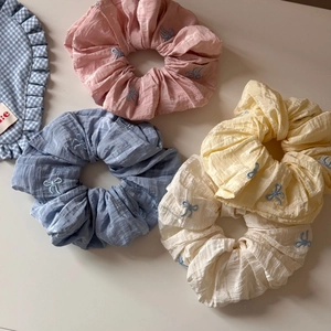 Lot de quatre chouchous pastel avec broderie nœud bleu en rose, bleu, jaune et blanc