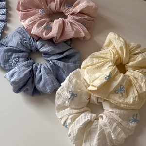 Lot de chouchous pastel avec broderies de nœuds bleus en rose bleu jaune et blanc