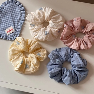 Lot de quatre chouchous de style coréen avec nœuds brodés en bleu, jaune, rose et blanc