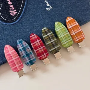 Lot de six barrettes à carreaux colorées en acrylique avec paillettes sur tissu denim