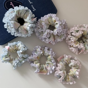 Lot de chouchous à fleurs avec étiquettes roses faites main et bords à volants