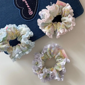 Set de chouchous à fleurs rose, bleu clair et violet avec bordures à volants