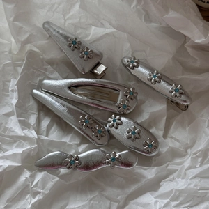 Set di 6 fermagli per capelli color argento con fiori e strass blu su sfondo